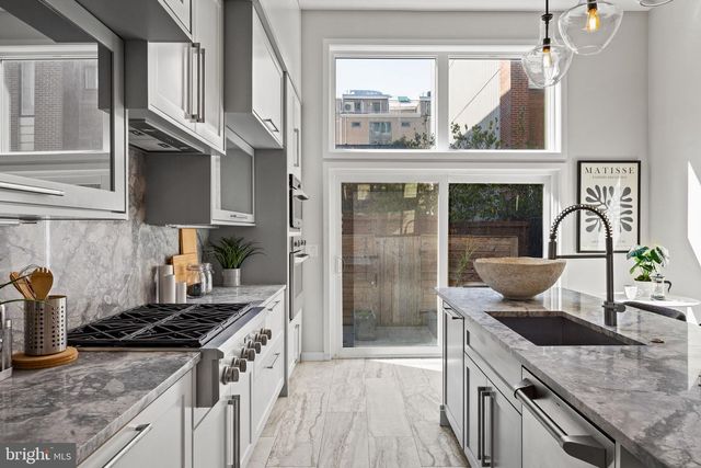 2106 SPRING ST, Philadelphia, PA 19103