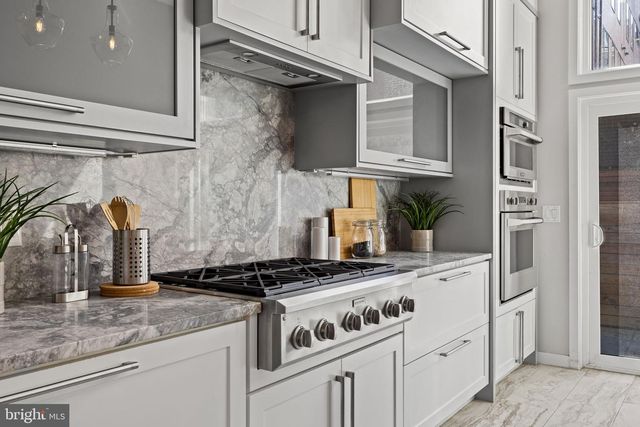 2106 SPRING ST, Philadelphia, PA 19103