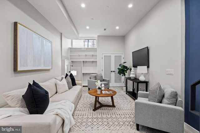 2106 SPRING ST, Philadelphia, PA 19103