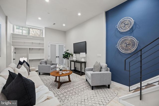 2106 SPRING ST, Philadelphia, PA 19103