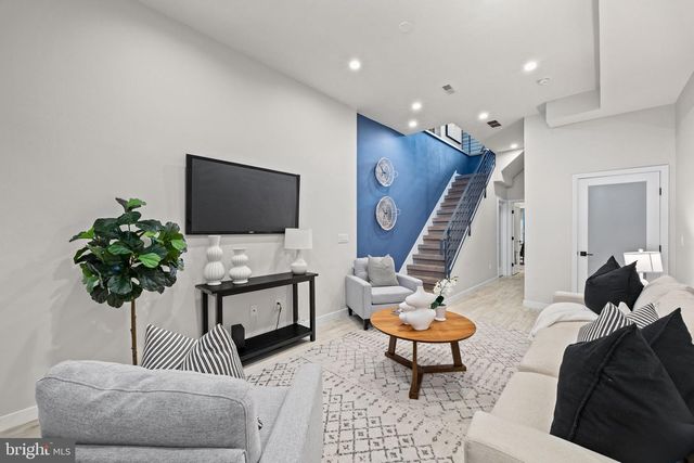 2106 SPRING ST, Philadelphia, PA 19103