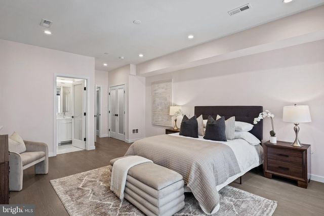 2106 SPRING ST, Philadelphia, PA 19103