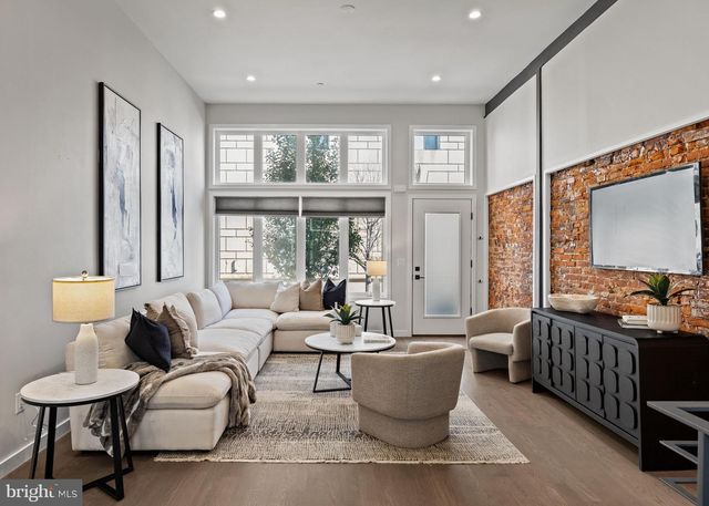 2106 SPRING ST, Philadelphia, PA 19103