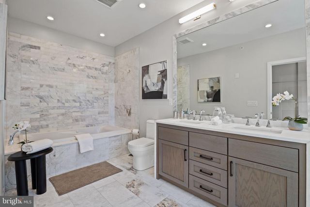 2106 SPRING ST, Philadelphia, PA 19103