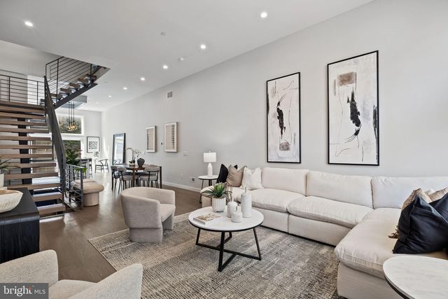 2106 SPRING ST, Philadelphia, PA 19103