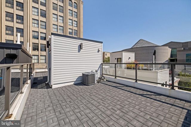 2106 SPRING ST, Philadelphia, PA 19103