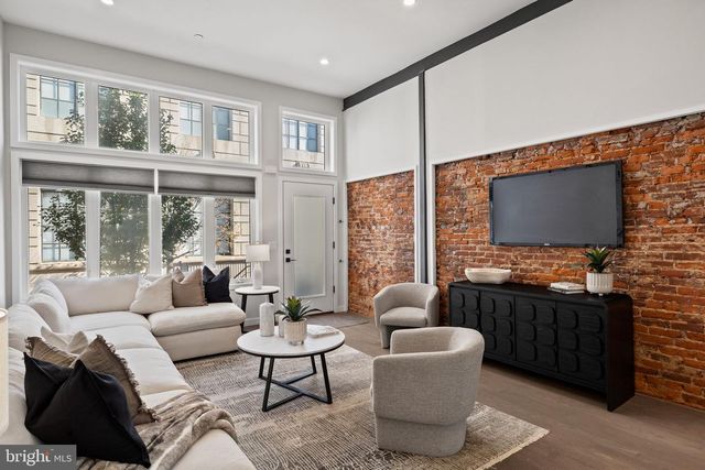 2106 SPRING ST, Philadelphia, PA 19103