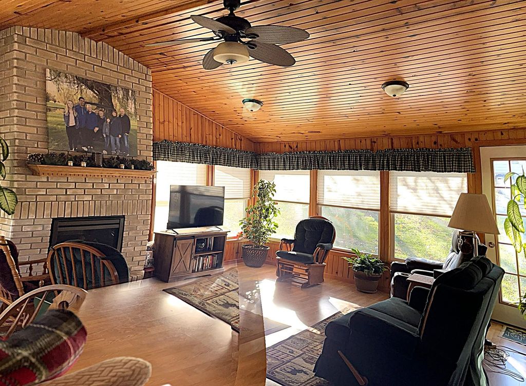 335 E Sorenson Avenue, Appleton, MN 56208