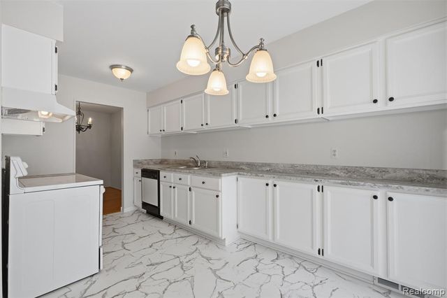 20842 E Glen Haven Circle, Northville, MI 48167