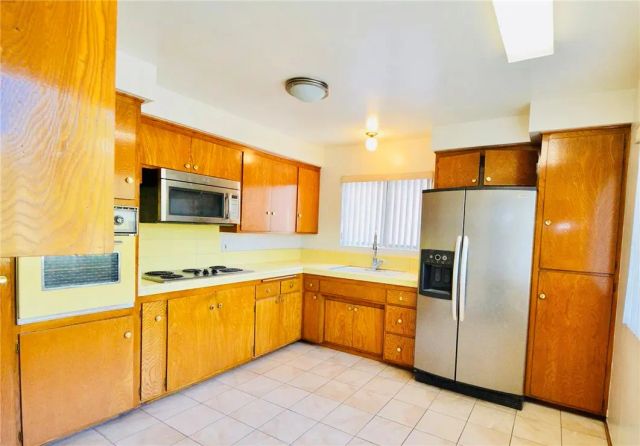 1755 N Berendo 28, Los Angeles, CA 90027