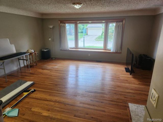 30127 Brookview Drive, Livonia, MI 48152