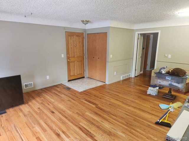30127 Brookview Drive, Livonia, MI 48152