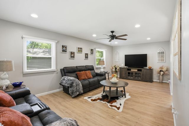 9347 N 327 W, Lake Village, IN 46349