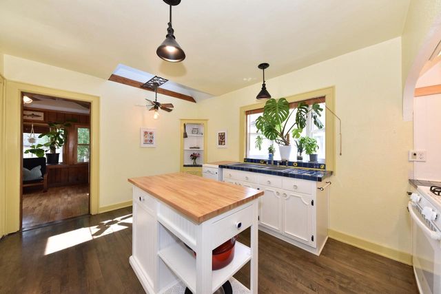 3218 N Newhall STREET, Milwaukee, WI 53211