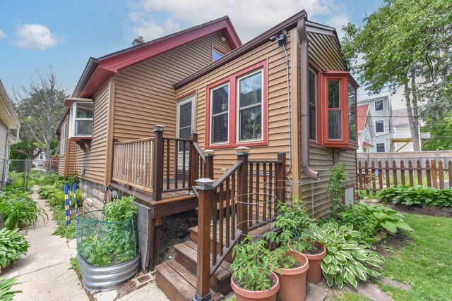 3218 N Newhall STREET, Milwaukee, WI 53211