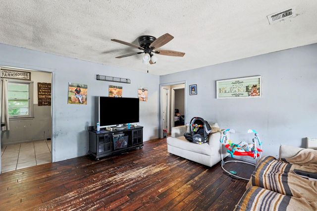 2210 S Seneca St, Wichita, KS 67213