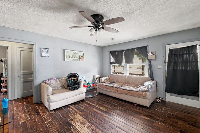 2210 S Seneca St, Wichita, KS 67213