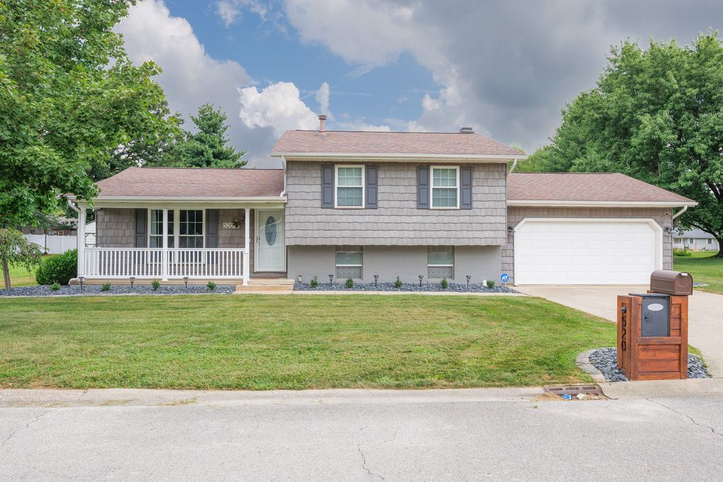Image 1 of property listing at 520 Cottonwood Drive, Salem, IL 62881