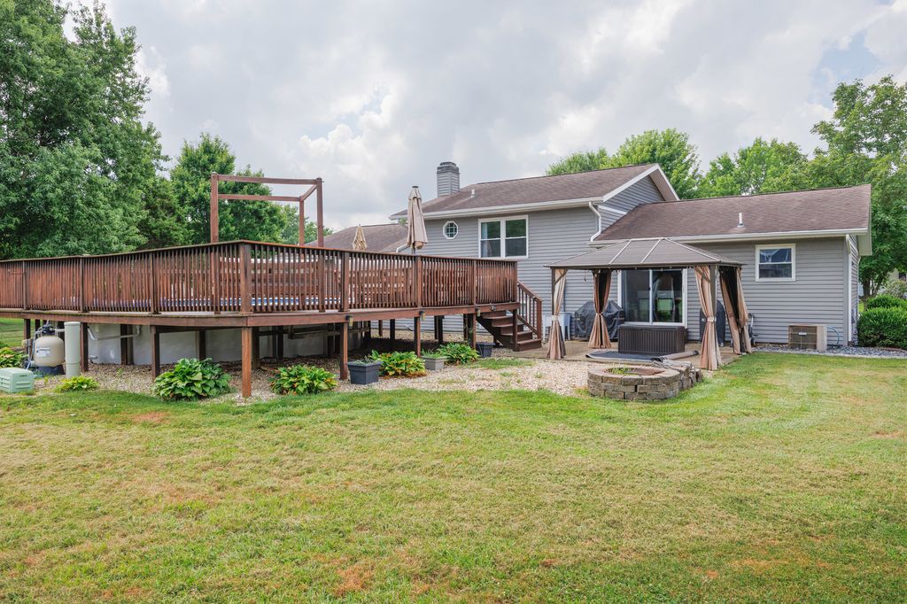 Image 2 of property listing at 520 Cottonwood Drive, Salem, IL 62881