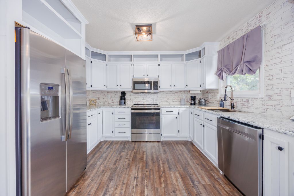 Image 15 of property listing at 520 Cottonwood Drive, Salem, IL 62881
