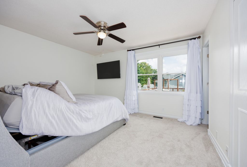Image 19 of property listing at 520 Cottonwood Drive, Salem, IL 62881