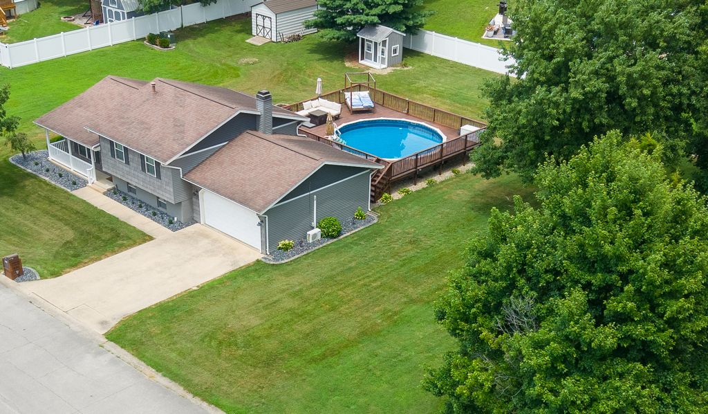 Image 3 of property listing at 520 Cottonwood Drive, Salem, IL 62881