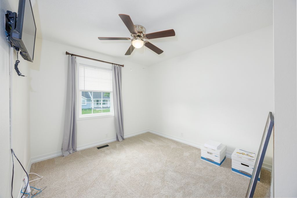 Image 23 of property listing at 520 Cottonwood Drive, Salem, IL 62881