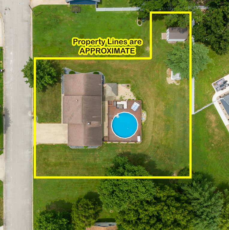 Image 4 of property listing at 520 Cottonwood Drive, Salem, IL 62881