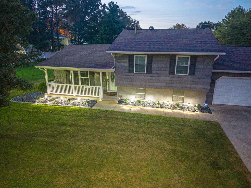 Image 33 of property listing at 520 Cottonwood Drive, Salem, IL 62881