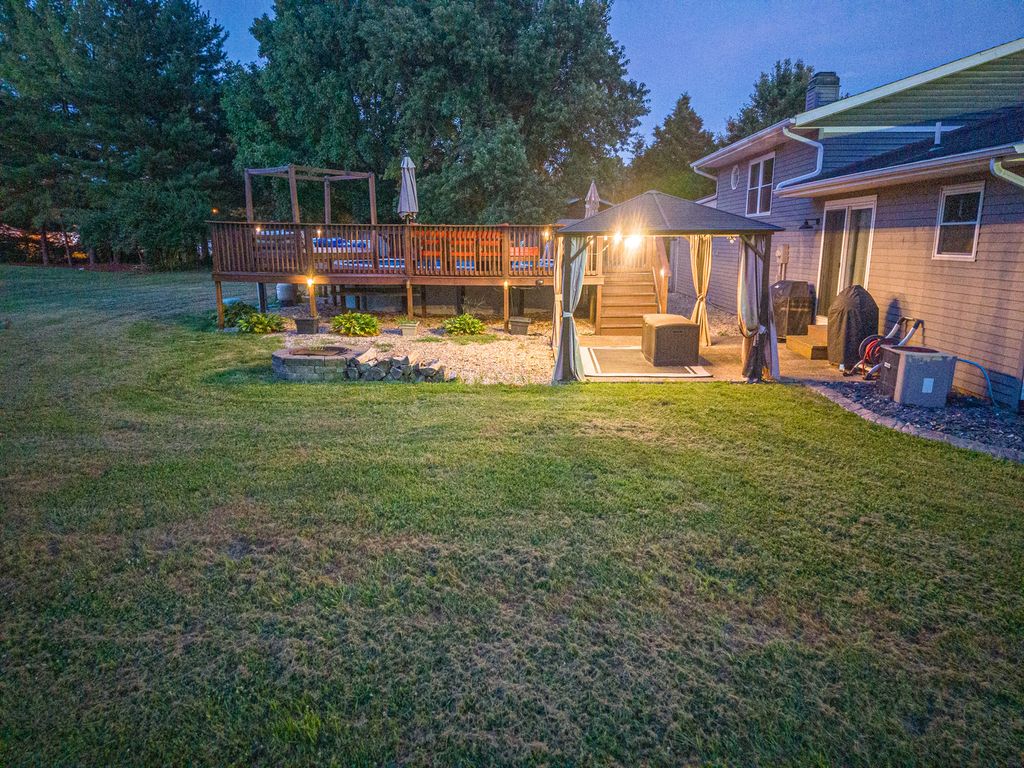 Image 34 of property listing at 520 Cottonwood Drive, Salem, IL 62881