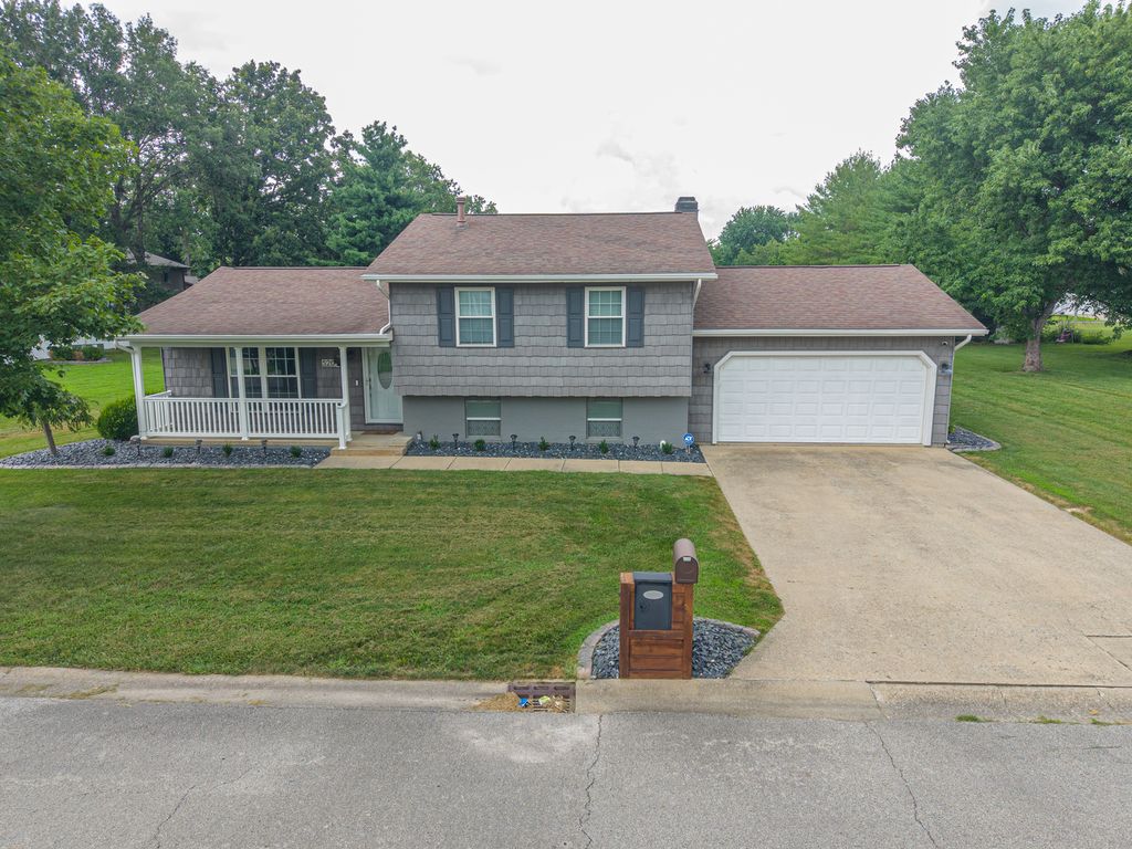 Image 35 of property listing at 520 Cottonwood Drive, Salem, IL 62881