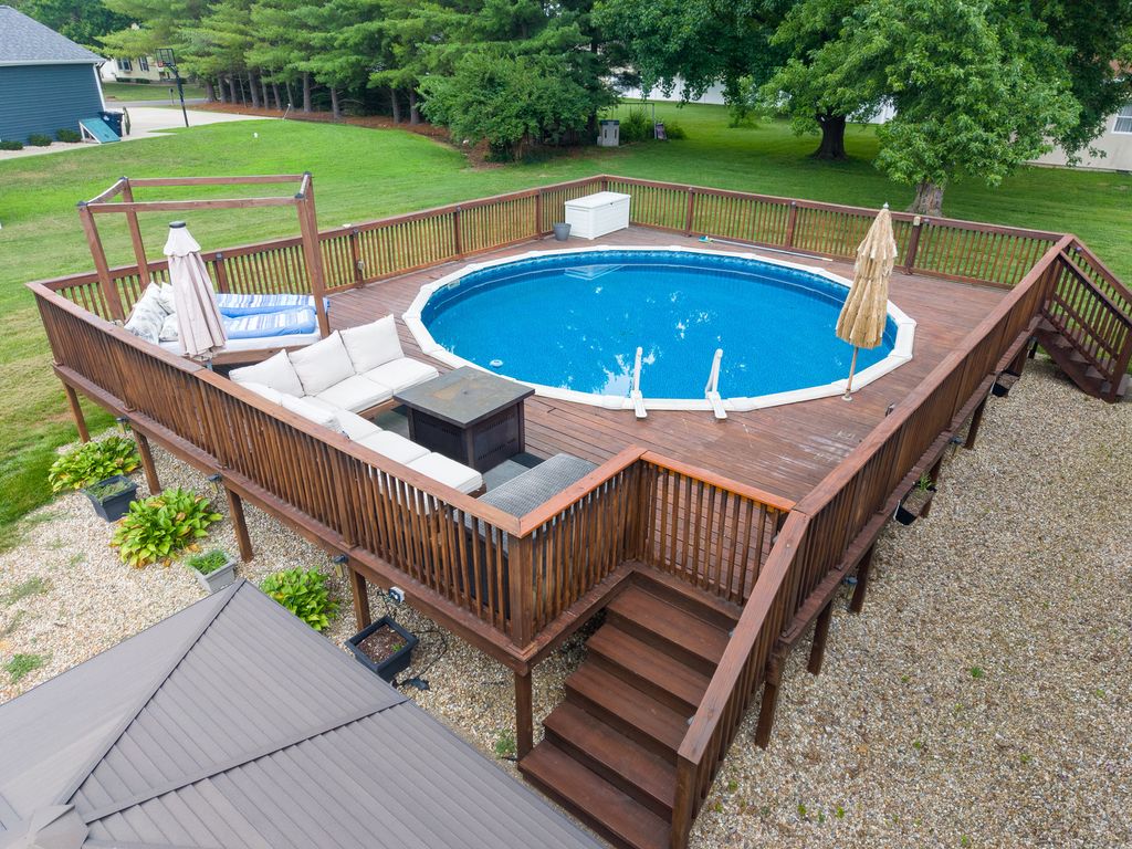 Image 5 of property listing at 520 Cottonwood Drive, Salem, IL 62881