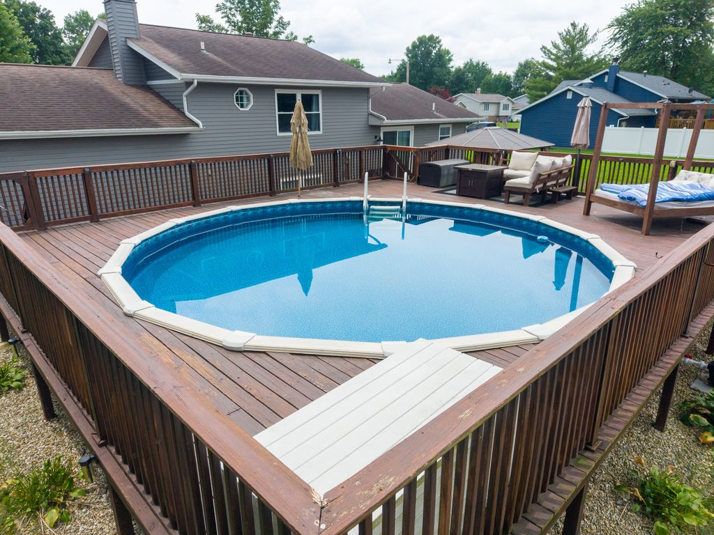 Image 6 of property listing at 520 Cottonwood Drive, Salem, IL 62881