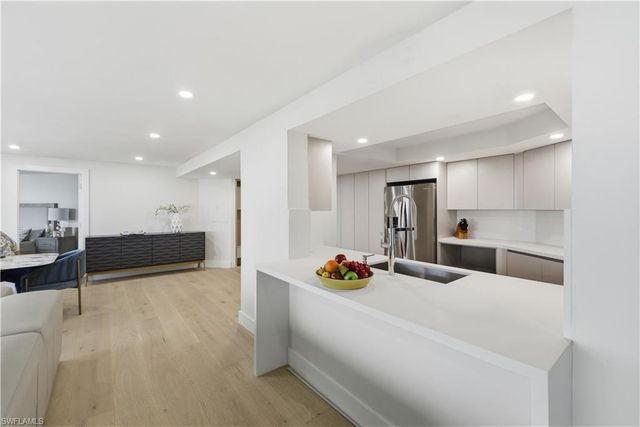 4651 Gulf Shore BLVD N # 805, Naples, FL 34103