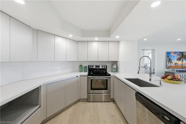 4651 Gulf Shore BLVD N # 805, Naples, FL 34103