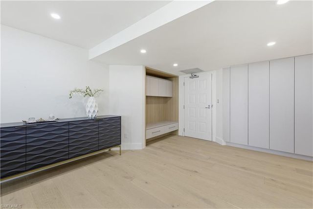 4651 Gulf Shore BLVD N # 805, Naples, FL 34103