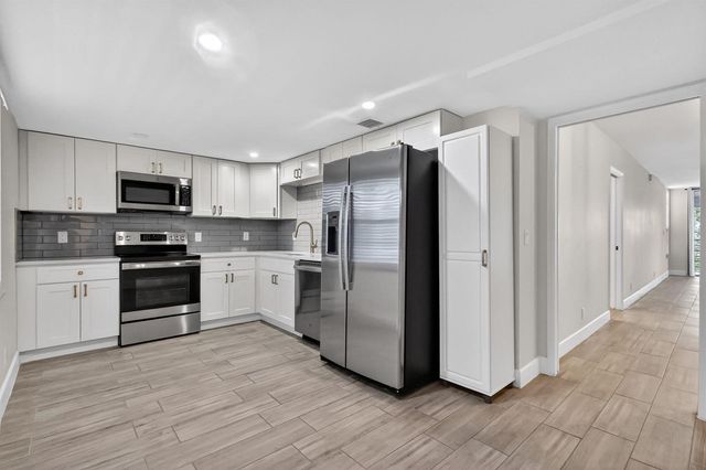 545 Oaks Lane 409, Pompano Beach, FL 33069