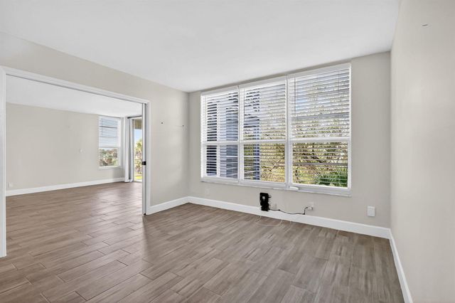 545 Oaks Lane 409, Pompano Beach, FL 33069
