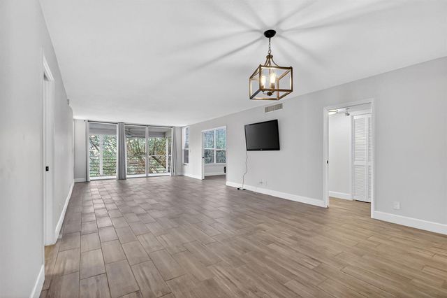 545 Oaks Lane 409, Pompano Beach, FL 33069