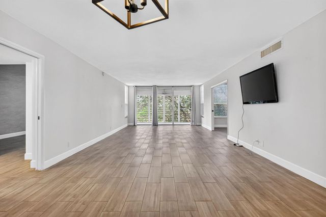 545 Oaks Lane 409, Pompano Beach, FL 33069