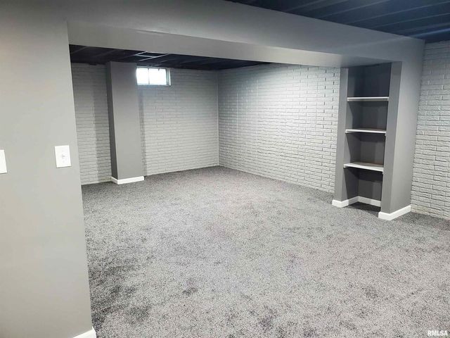 2211 WAVELAND Drive, Bettendorf, IA 52722