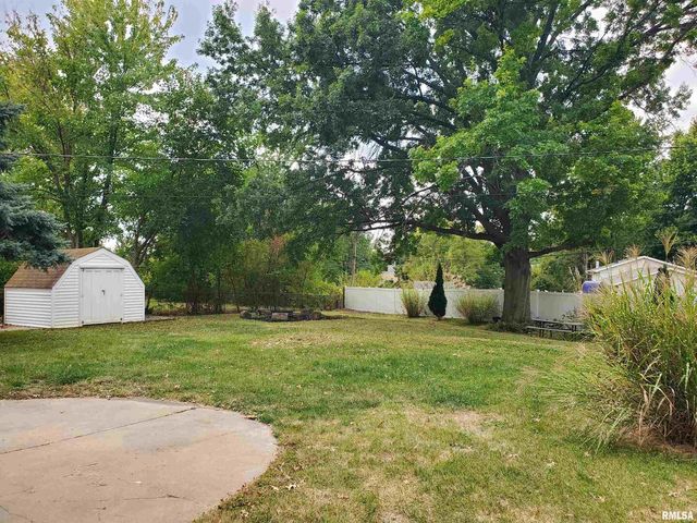 2211 WAVELAND Drive, Bettendorf, IA 52722