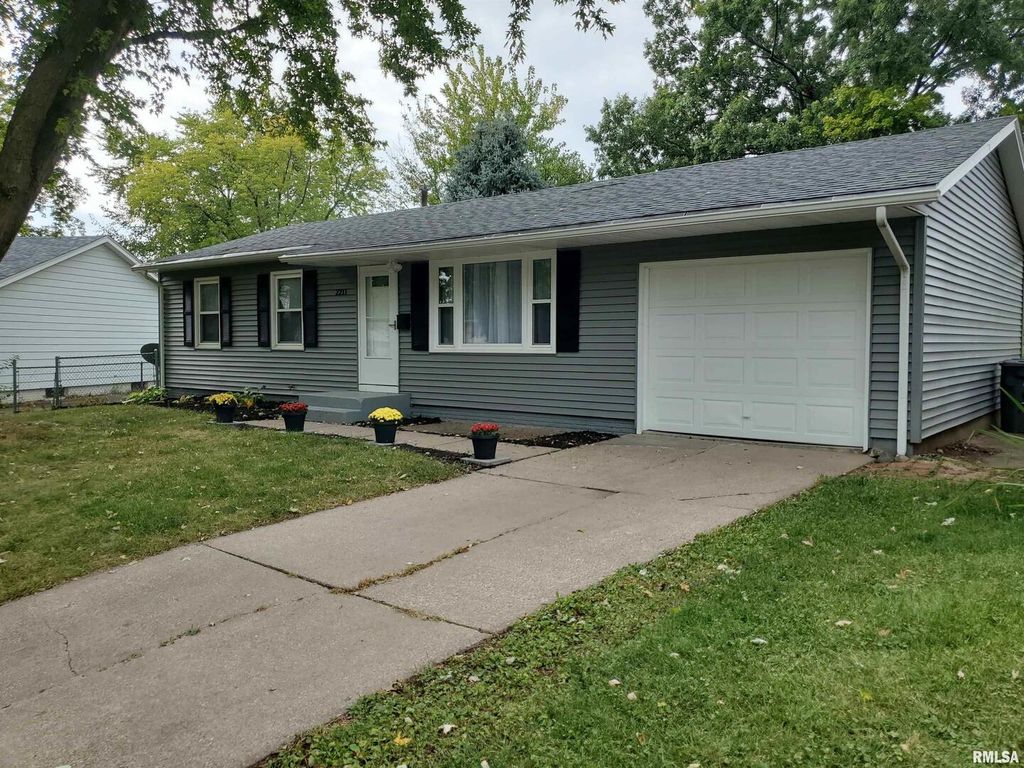 2211 WAVELAND Drive, Bettendorf, IA 52722