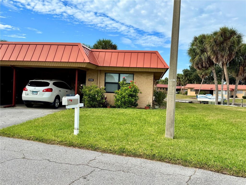 Image 2 of property listing at 4104 CATALINA DRIVE, Bradenton, FL 34210