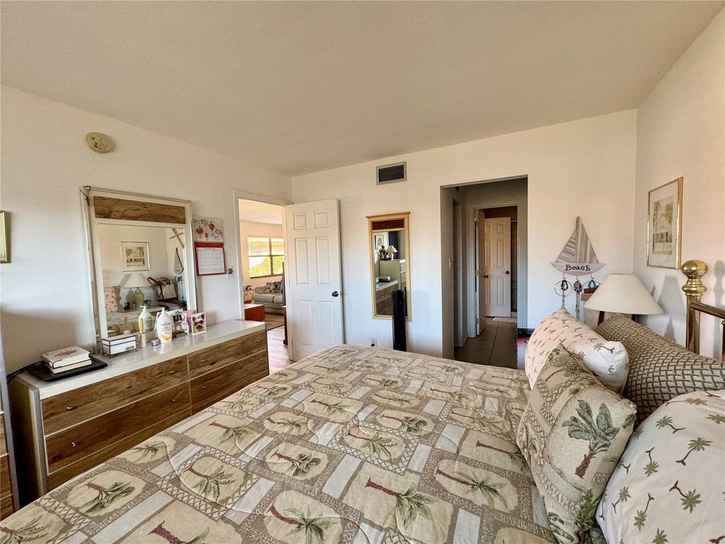 Image 13 of property listing at 4104 CATALINA DRIVE, Bradenton, FL 34210