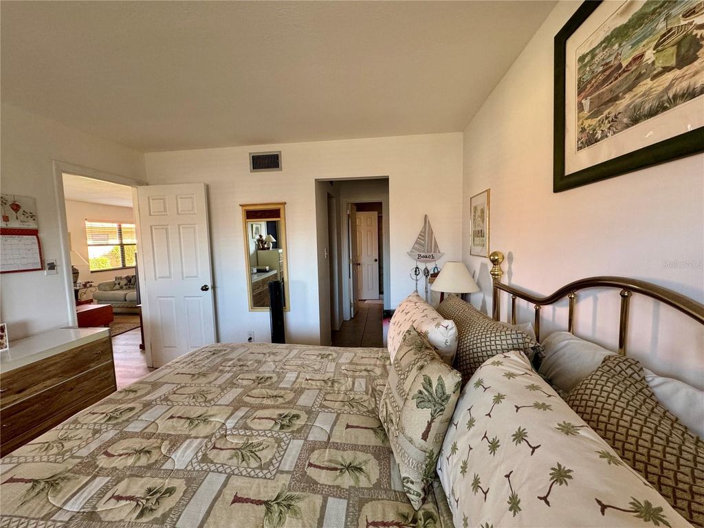 Image 14 of property listing at 4104 CATALINA DRIVE, Bradenton, FL 34210