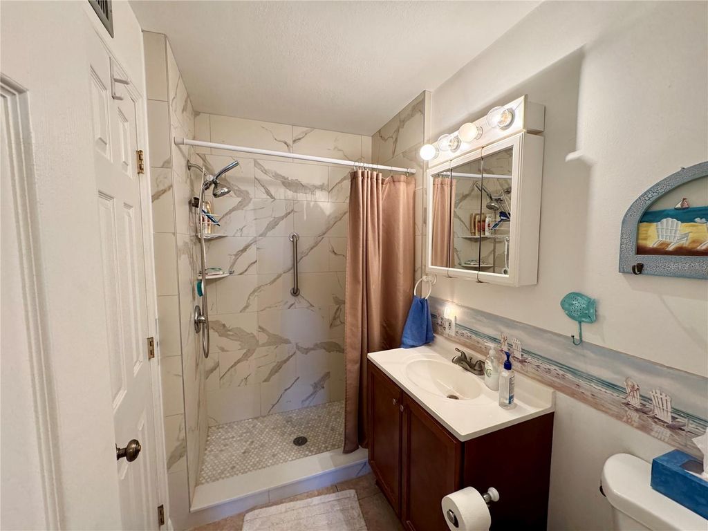 Image 18 of property listing at 4104 CATALINA DRIVE, Bradenton, FL 34210