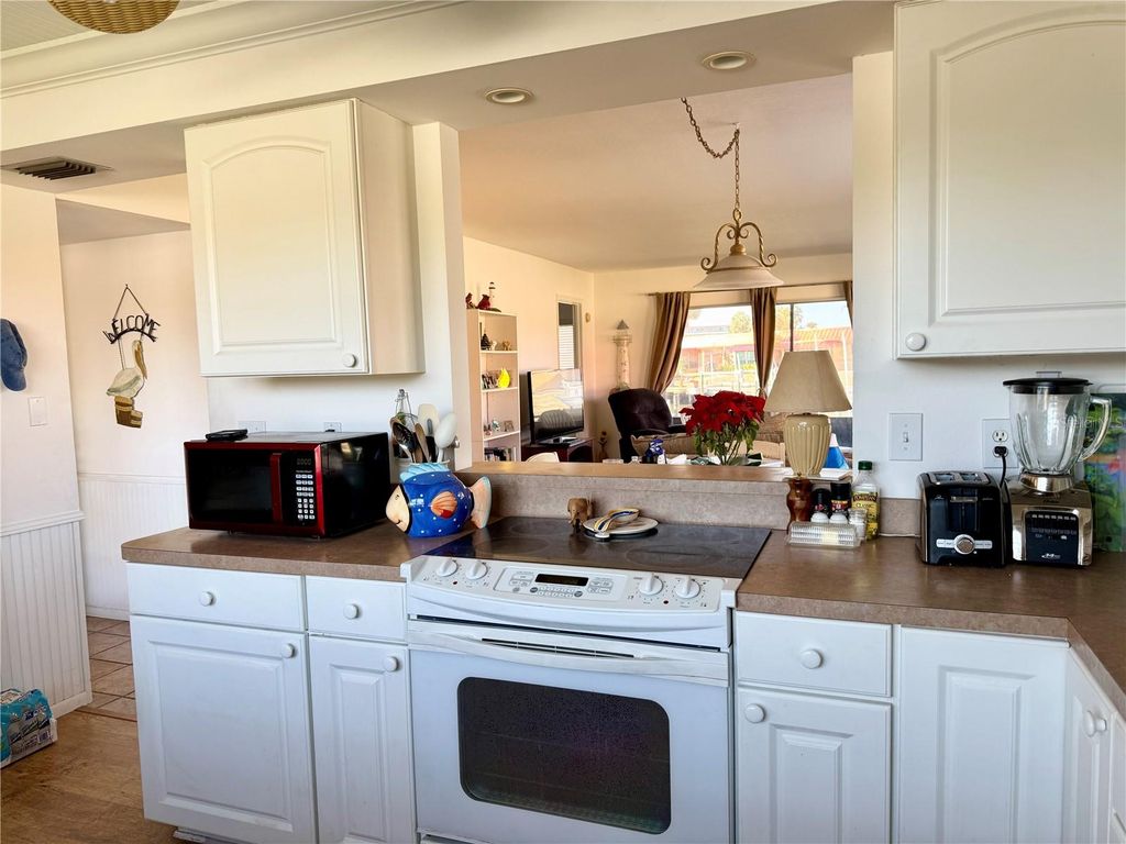 Image 23 of property listing at 4104 CATALINA DRIVE, Bradenton, FL 34210