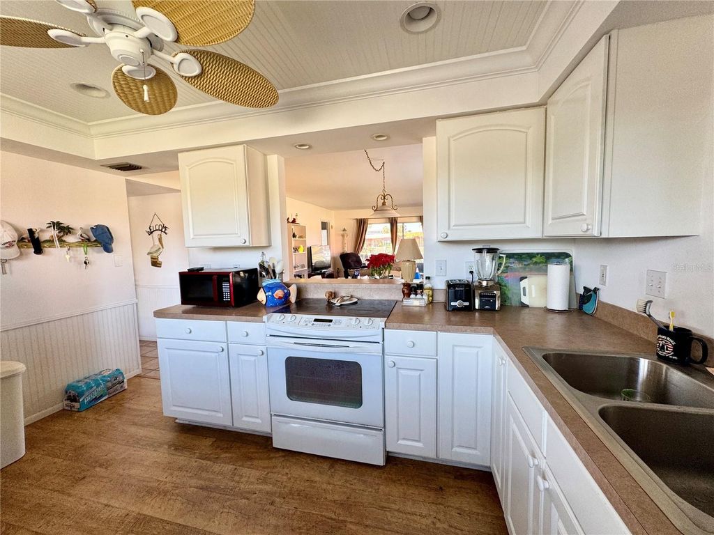 Image 24 of property listing at 4104 CATALINA DRIVE, Bradenton, FL 34210