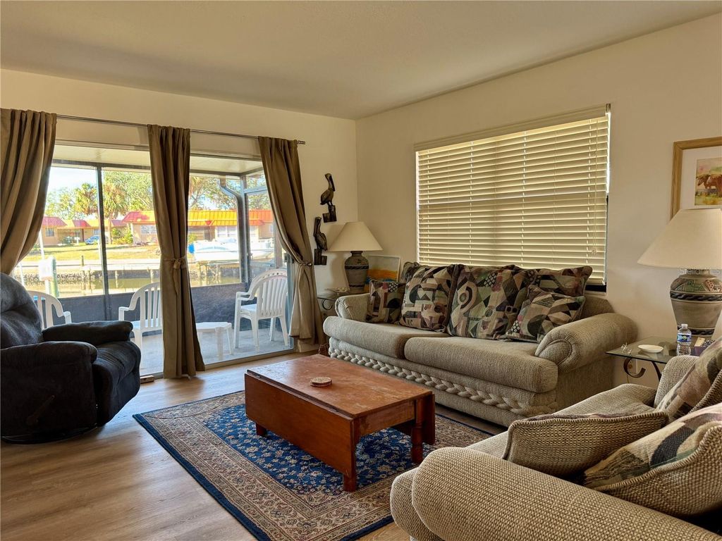 Image 4 of property listing at 4104 CATALINA DRIVE, Bradenton, FL 34210